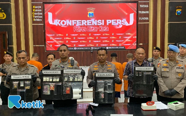 Thumbnail Berita - Polres Blitar Kota Bekuk 5 Pengedar Narkoba, Amankan 2.565 Pil Dobel L dan 27,04 Gram Sabu