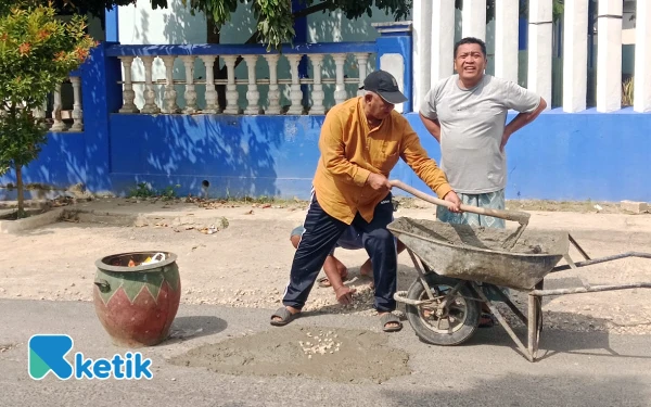 Thumbnail Berita - Jalan Nasional di Sampang Berlubang, Eks Camat Ini Turun Tangan Perbaiki Pakai Dana Pribadi