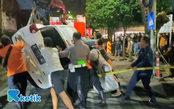 Thumbnail Hindari Anak Kecil Nyebrang, Nissan Juke Terbalik di Jambangan Kebon Agung Surabaya