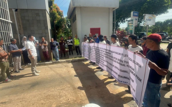 Thumbnail Puluhan Aktivis SIRA Demo di Kejati Sumsel, Desak Usut Proyek Jalan Hauling PT Levi Bersaudara Abadi