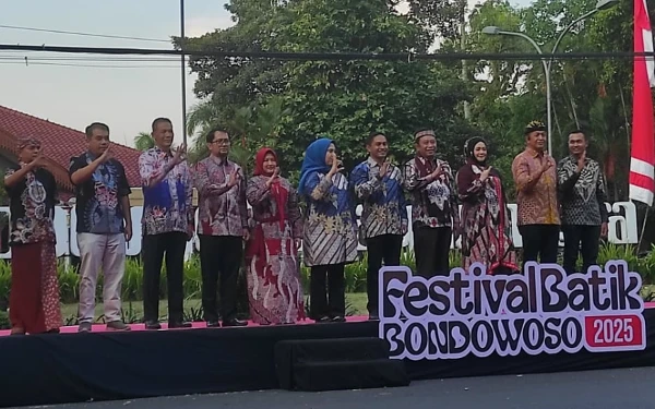 Thumbnail Festival Batik Bondowoso 2025 Resmi Dibuka, Angkat Martabat Batik Lokal ke Panggung Nasional