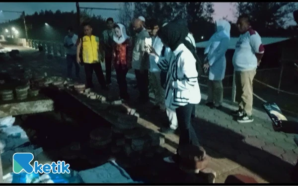 Thumbnail Berita - Anggota DPR RI Novita Wijayanti Tinjau Tanggul Pantai Kemiren Cilacap yang Rusak, Janji Koordinasi dengan BBWS