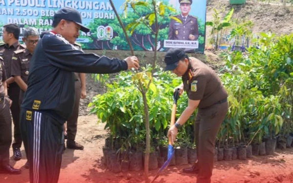 Thumbnail Berita - Wow! Kejari Beri Kejutan, Serahkan 2.500 Bibit Pohon  Wujudkan Udara Bersih Kota Madiun