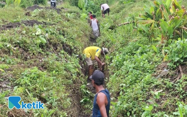 Thumbnail Pemdes Kupal Bersama Warga Intensifkan Pembersihan Drainase Antisipasi Banjir Musim Hujan