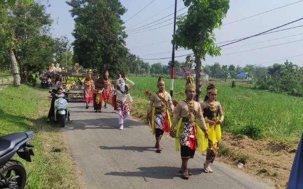 Thumbnail Berita - Peringati HUT Ke-80 RI, Warga Desa Tingkis Tuban Gelar Karnaval Budaya dan Legenda Nusantara
