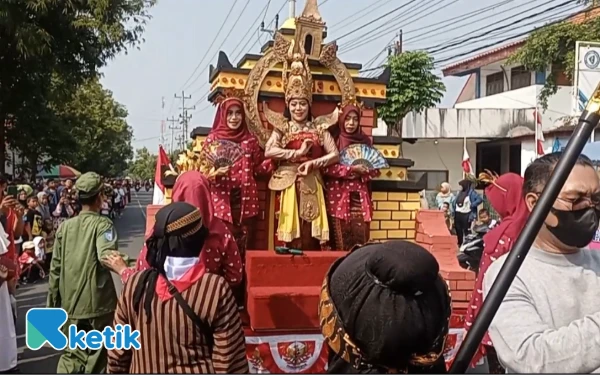 Thumbnail Berita - RW 013 Mulyoharjo Pemalang Tampilkan Kisah Roro Jonggrang di Karnaval HUT Ke-80 RI