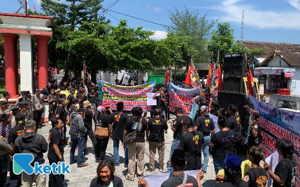 Thumbnail GPI Geruduk DPRD dan Kantor Bupati, Tuntut Eksekutif-Legislatif Blitar Bertanggung Jawab Atas Mandeknya APBD 2025