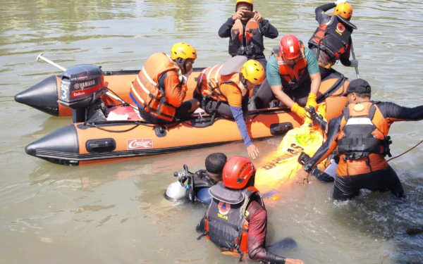 Thumbnail Tercebur Saat BAB di Sungai Jagir, Warga Surabaya Ditemukan Tewas