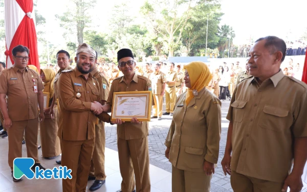 Thumbnail Pemerintah Kota Batu Beri Penghargaan 12 ASN Purna Tugas