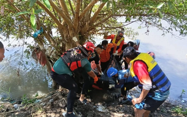 Thumbnail Pengamen yang Tenggelam di Sungai Jagir Surabaya Akhirnya Ditemukan