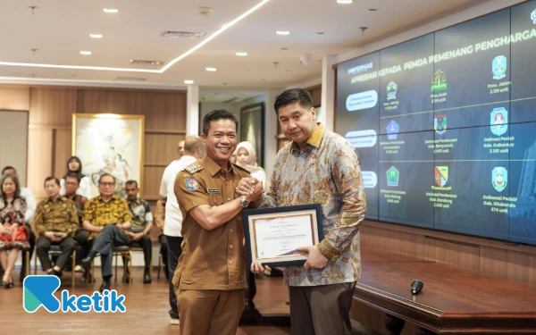 Thumbnail Dukung Program 3 Juta Rumah, Menteri PKP Beri Penghargaan Bupati Bandung