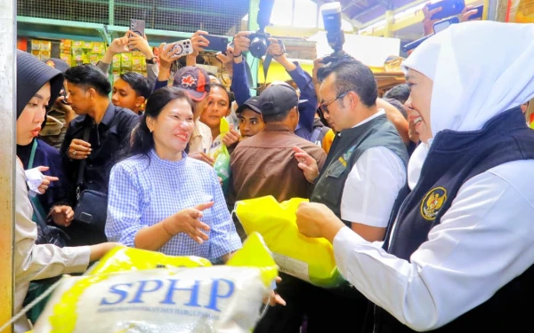 Thumbnail Gubernur Khofifah Kunjungi Pasar Soponyono, Cek Ketersediaan dan Harga Beras SPHP