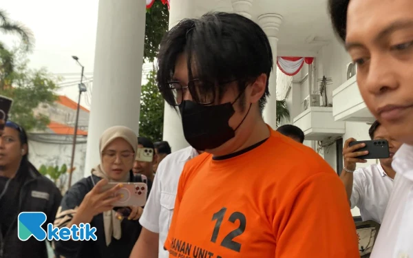 Thumbnail Pelaku KDRT yang Viral di Surabaya Ditahan Polrestabes, Terancam 5 Tahun Penjara