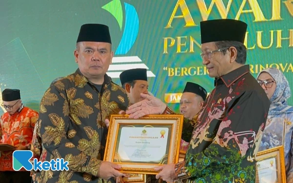 Thumbnail Berita - Menag Beri Penghargaan Bupati Bandung atas Perhatiannya ke Penyuluh Agama