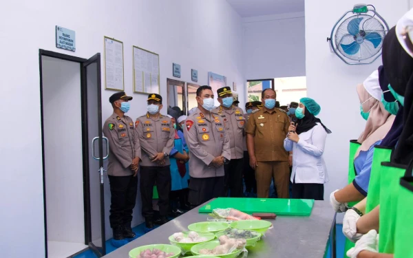 Thumbnail Berita - Kapolda Sumut dan Bupati Asahan Resmikan SPPG Polres Asahan, Dukung Asta Cita Presiden Prabowo