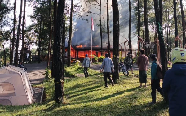 Thumbnail Berita - Kafe Pendopo Hasmoro di Hutan Pinus Pacet Mojokerto Ludes Terbakar