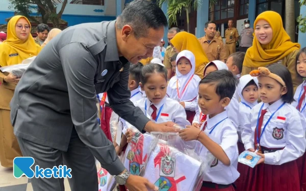 Thumbnail Pembagian Seragam Gratis Bagi Siswa Sekolah di Kota Malang Sentuh 80 Persen