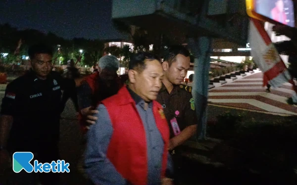 Thumbnail Ditahan Kejati, Mantan Pj Bupati Sidoarjo Hudiyono Terjerat Korupsi Pengadaan Barang dan Jasa Dindik Jatim