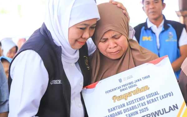 Thumbnail Gubernur Khofifah Salurkan Rp5,7 Miliar, Penguat Sosial Ekonomi Masyarakat Blitar