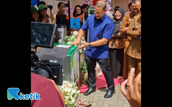 Thumbnail Berita - Kadindik Jatim Launching Kemitraan DT SMAN 1 Gondangwetan dan Dawet Cen Ayu