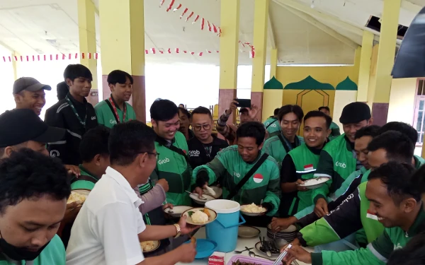 Thumbnail Berita - DPD Golkar Lumajang Gelar Makan Siang Bersama Driver Ojol