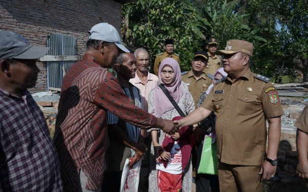Thumbnail Berita - Rumah Warga Rusak Terdampak Angin Kencang, Wakil Bupati Asahan Salurkan Bantuan dari Kemensos