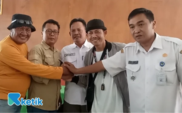 Thumbnail Berita - Ketua Paguyuban Kades Ampelgading Minta Maaf Usai Ucapan Kontroversial kepada Wartawan