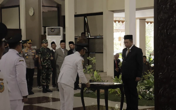 Thumbnail Bupati Bondowoso Kukuhkan 17 Kepala Desa, Perpanjangan Jabatan Jadi Momentum Pengabdian