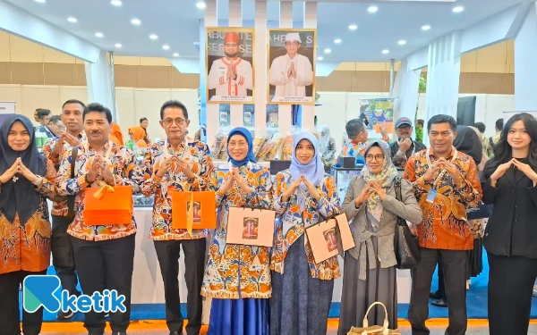 Thumbnail Berita - Pesona Batik Bacan: Helmi Umar Muchsin, Ketua PKK, dan Ketua GOW Semarakkan Apkasi Expo 2025