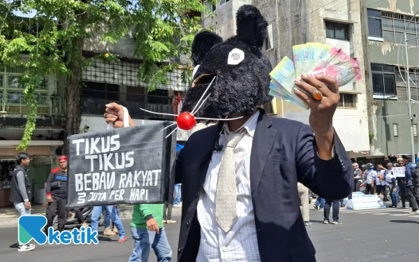 Thumbnail 2.608 Personel Gabungan Amankan Aksi Unjuk Rasa Buruh di Surabaya