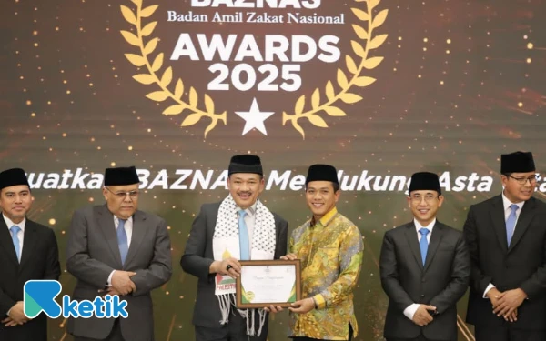 Thumbnail Berhasil Tingkatkan Penghimpunan ZIS, Bupati Bandung Kang DS Terima Baznas Award