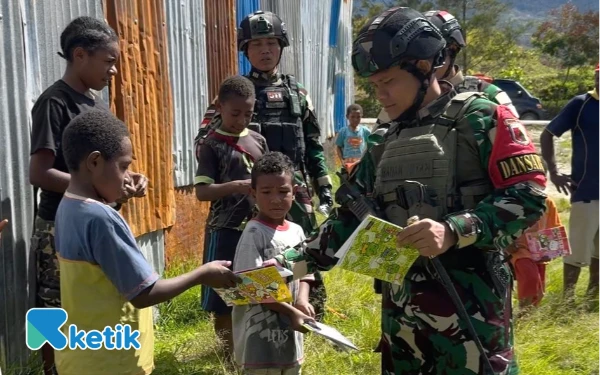 Thumbnail Berita - Dekat dengan Masyarakat, Satgas Yonif 511/DY Anjangsana ke Lembaga Masyarakat Adat di Lanny Jaya