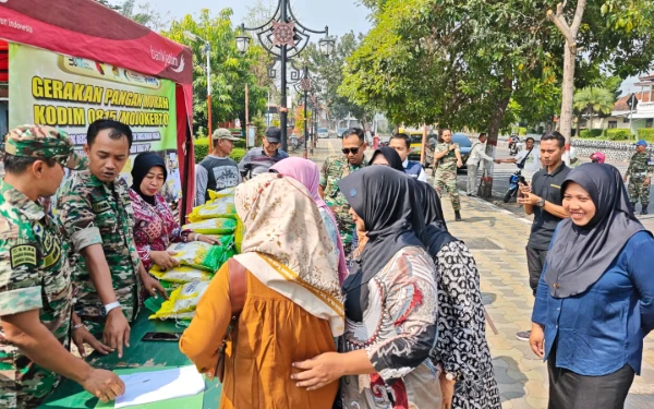 Thumbnail Berita - Gerakan Pangan Murah Kodim dan Bulog Mojokerto Diserbu Warga