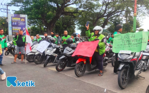 Thumbnail Berita - Ojol Pamekasan Desak Anggota Brimob yang Lindas Affan dengan Rantis Diproses Hukum Secara Terbuka