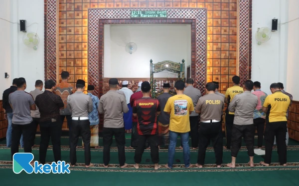 Thumbnail ‎Polres Batu Gelar Salat Gaib untuk Affan Kurniawan, Ojol yang Dilindas Rantis Brimob‎