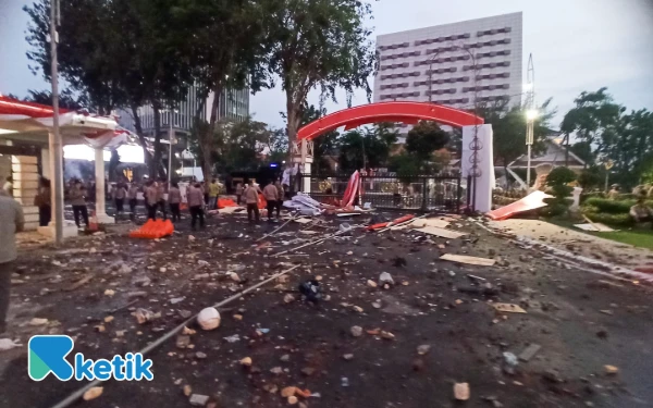 Thumbnail Imbas Insiden Rantis Lindas Driver Ojol, Aksi Solidaritas Berujung Ricuh di Grahadi