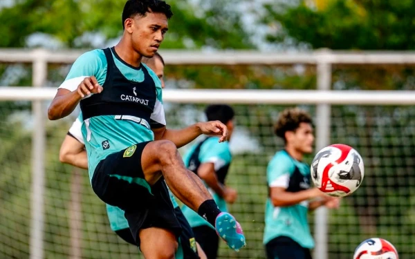 Thumbnail Arief Catur Sudah Kantongi 2 Kartu Kuning, Ini Jawaban Pelatih Persebaya