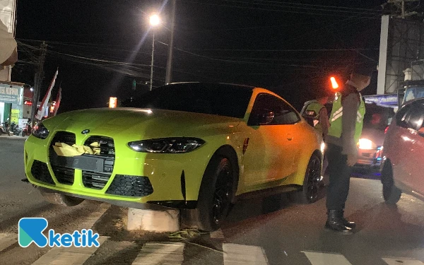 Thumbnail Berita - Heboh! BMW Kuning Diduga Dikendarai Wabup Blitar Naik ke Pembatas Jalan Usai Hadiri Rapat DPRD