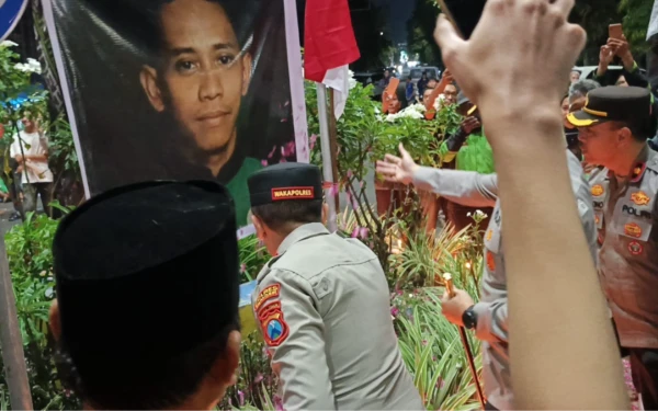Thumbnail Berita - Driver Ojol Jember Nyalakan Lilin, Tuntut Listyo Dicopot dan Reformasi Polri Usai Tewasnya Affan