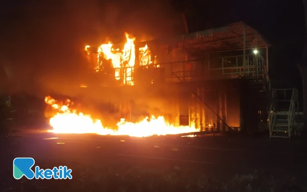 Thumbnail Semakin Malam Surabaya Tambah Mencekam! Pos Polisi  Dibakar, termasuk  di Dekat Rumdis Kapolda Jatim