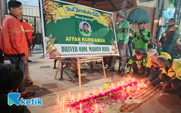 Thumbnail Berita - Aksi Solidaritas! Ojol Madiun Raya Gelar Doa Bersama dan Tabur Bunga untuk Affan