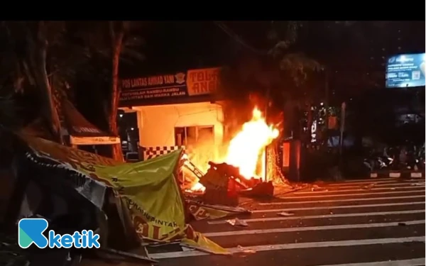 Thumbnail Jelang Tengah Malam, Giliran Pos Polisi Dekat Mapolda Jatim Dibakar Massa