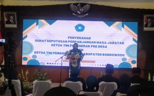 Thumbnail Berita - Ketua TP PKK Kabupaten Bondowoso Serahkan SK Perpanjangan PKK Desa