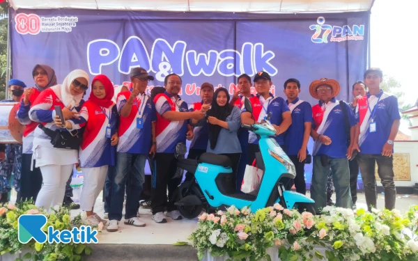 Thumbnail Berita - Rayakan HUT ke-27, PAN Pamekasan Gelar Funwalk dan Santunan Anak Yatim