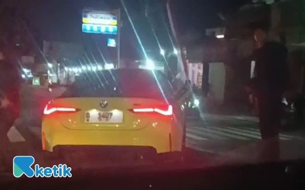 Thumbnail Berita - Viral Video Wabup Blitar Beky di Lokasi Kecelakaan BMW Mewah, Polisi Diminta Transparan