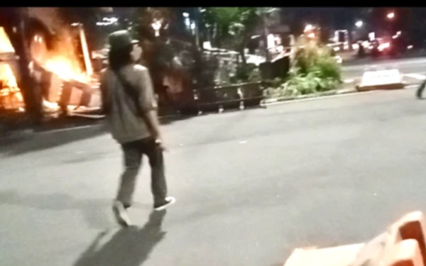 Thumbnail Usai Demo Berbuntut Perusakan di Surabaya, Petugas Berjibaku Bersihkan Puing Pos Polisi