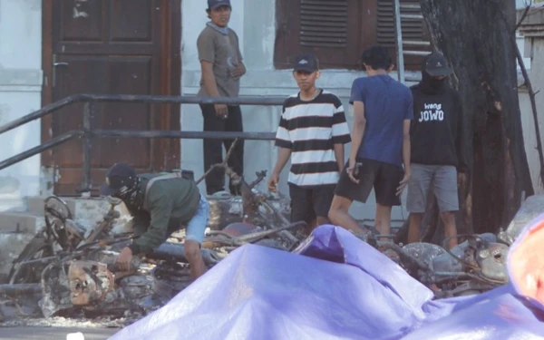 Thumbnail Sehari Usai Kerusuhan, Massa Jarah Air Mineral Hingga Bangkai Motor di Grahadi