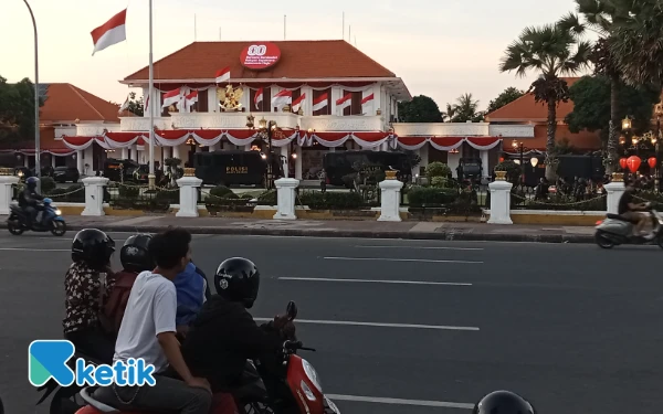 Thumbnail Petugas Disiagakan di Gedung Negara Grahadi Surabaya, Pengendara Mengabadikan