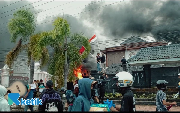 Thumbnail Berita - Demo di Cilacap Berakhir Anarkis, Massa Bakar Gedung DPRD