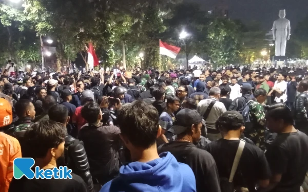 Thumbnail Petugas TNI Siaga di Gedung Negara Grahadi Surabaya, Massa Sambut Teriakan Akrab